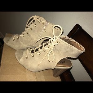 Women’s heels 8/9